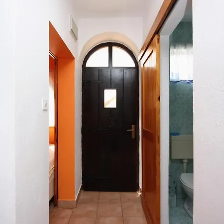 Apartment By The Sea - 5078 Murter